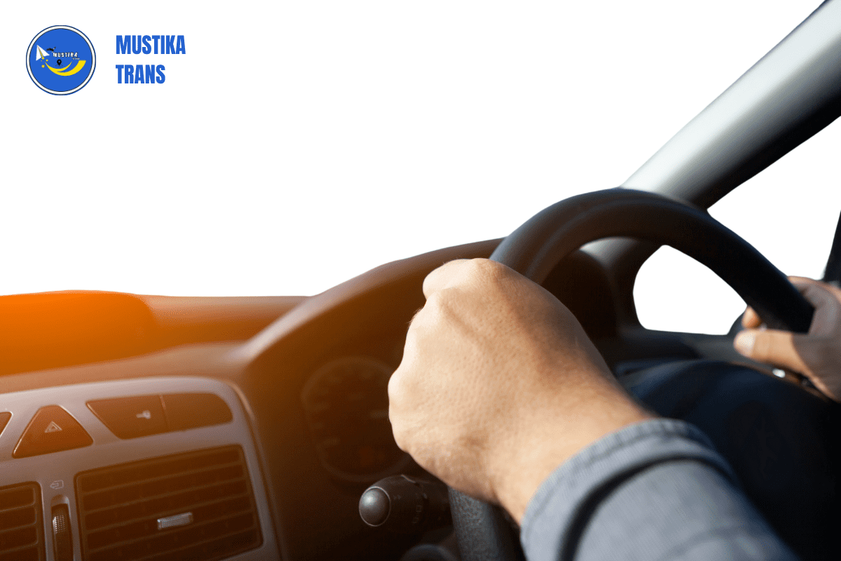 Driver profesional untuk layanan Travel Indramayu Cirebon Bandung yang aman dan nyaman